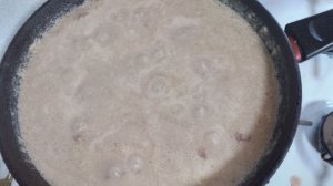 Куриная печень на сковороде в сметане