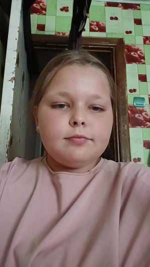 Красится косметикой асмр