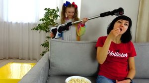 Полина учит маму правильно питаться