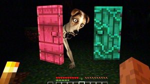 За дверью что-то прячется 😱