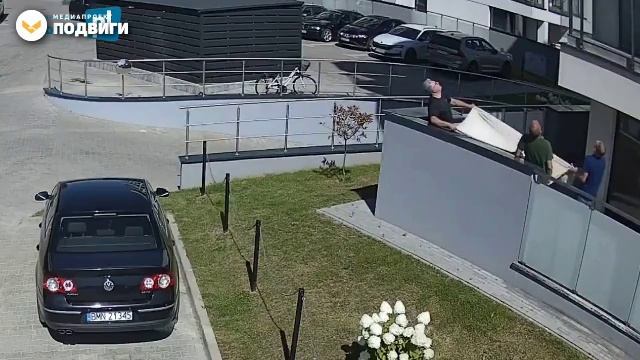 В Польше мужчины спасли девочку, упавшую с балкона