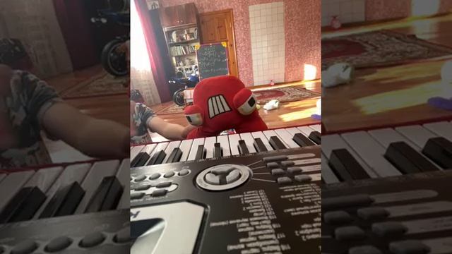 Эй играет на пианино