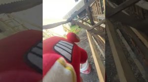 Эй скрипе помогают делать загон для овечек
