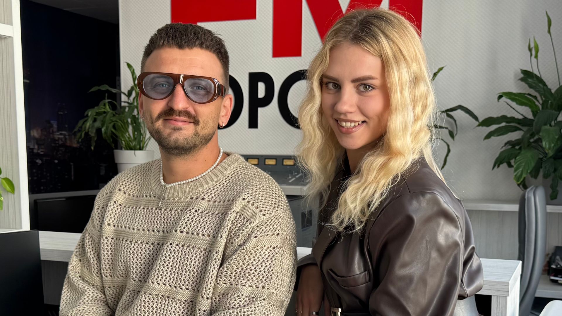 «Зачем продюсер заставляет начинающую певицу прыгнуть с парашютом?!» (с)