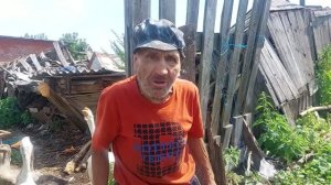 Дед Матвей хлопочет на огороде