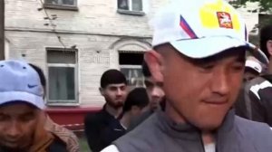 Что написано на микрофоне?«В Москве во время рейда в хостеле для мигрантов журналисты решили провери
