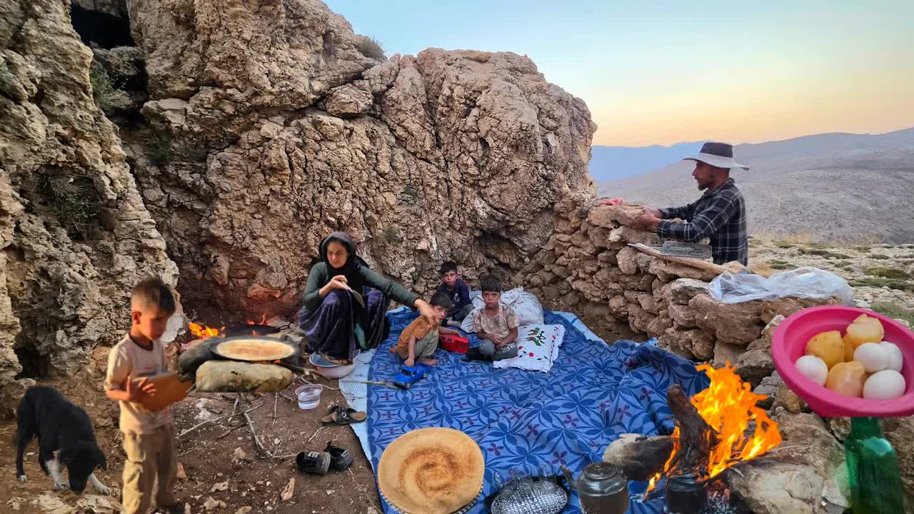 Выживание в пещере⛰️Семья готовит пещерное убежище в Иране в пасмурный день (Житель пещеры)