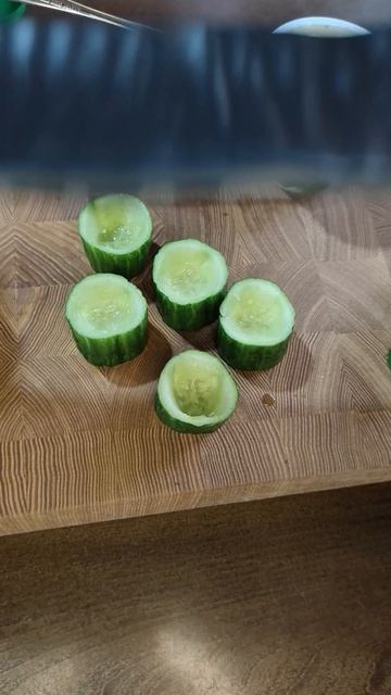 СОЧНАЯ И ЧЕСНОЧНАЯ ЗАКУСКА НА СКОРУЮ РУКУ