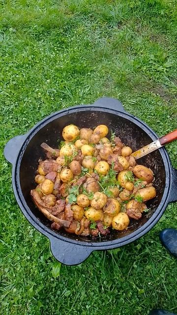 молодая картошечка с свиной грудинкой