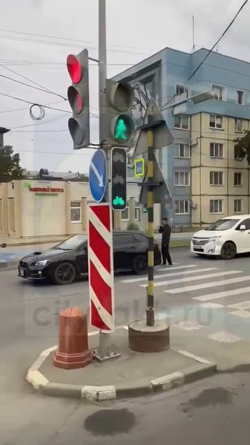 Автомобилисты в Южно-Сахалинске заблокировали пешеходный переход