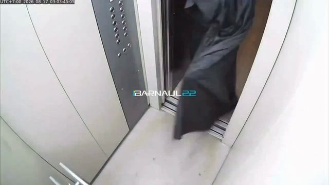 Неизвестный в мантии провел ритуал у квартиры в Барнауле