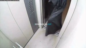 Неизвестный в мантии провел ритуал у квартиры в Барнауле
