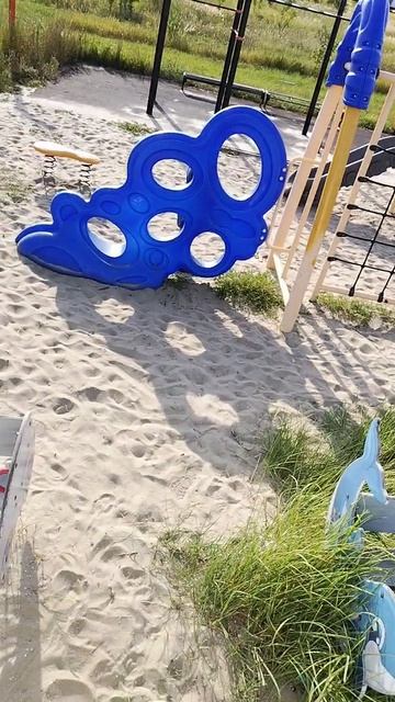 этот хмырь обидел моего брата.