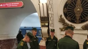Станция метро Площадь Восстания интерьер пассажиры поезда Ленинград (Санкт-Петербург)