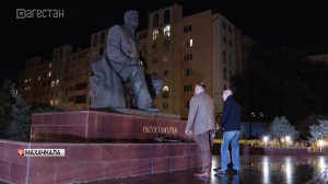 Сергей Кириенко и Федор Щукин  возложили цветы к памятнику Расулу Гамзатову