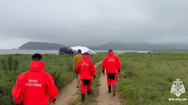 Стихия отрезала от суши отдыхающих на пляже в бухте Нарва - видео