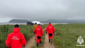 Стихия отрезала от суши отдыхающих на пляже в бухте Нарва - видео