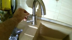 Установливаем смеситель на керамическую раковину кухни.