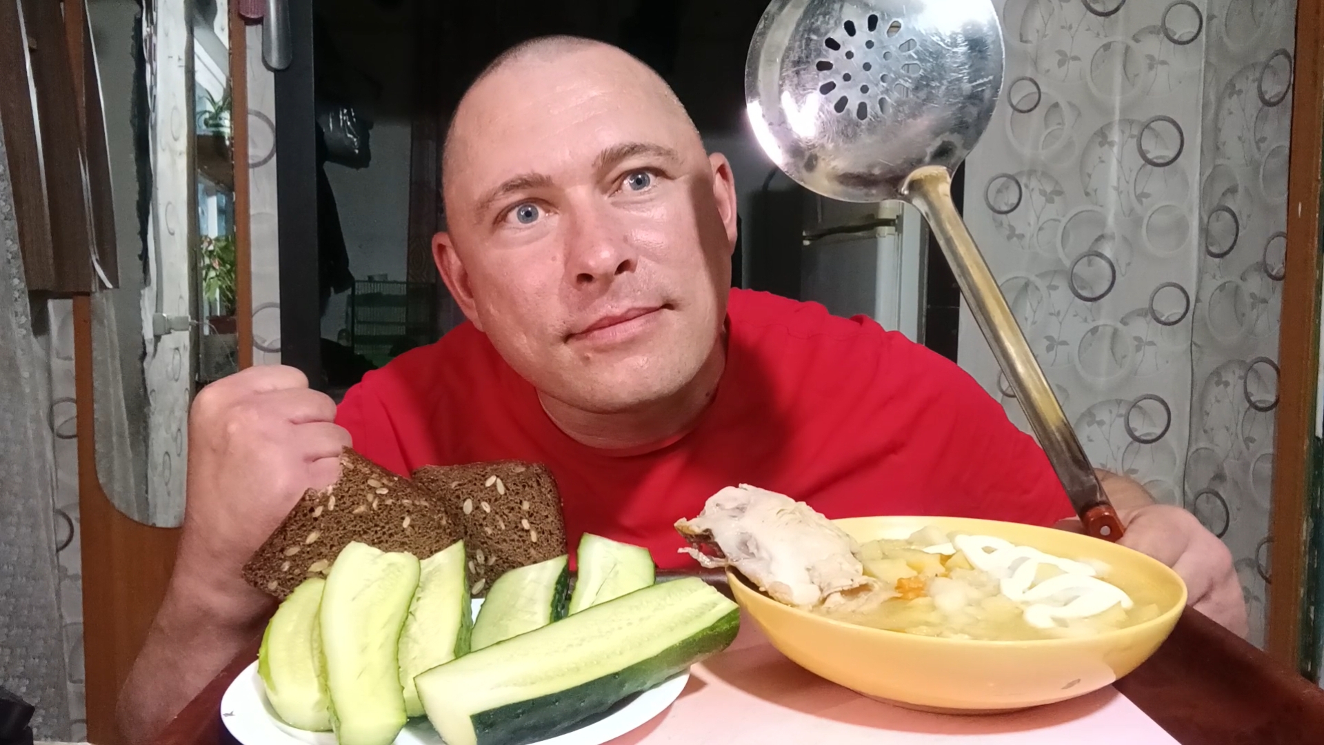 мукбанг/обжорыч/вкусняшки/еда на камеру/Тушёная картошка с курицей и свежие огурцы/