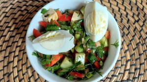 Салат из свежих овощей с ароматизированной брынзой и фасолью.