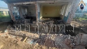 Стена жилого дома рухнула на людей — двое отпрыгнули, один не успел