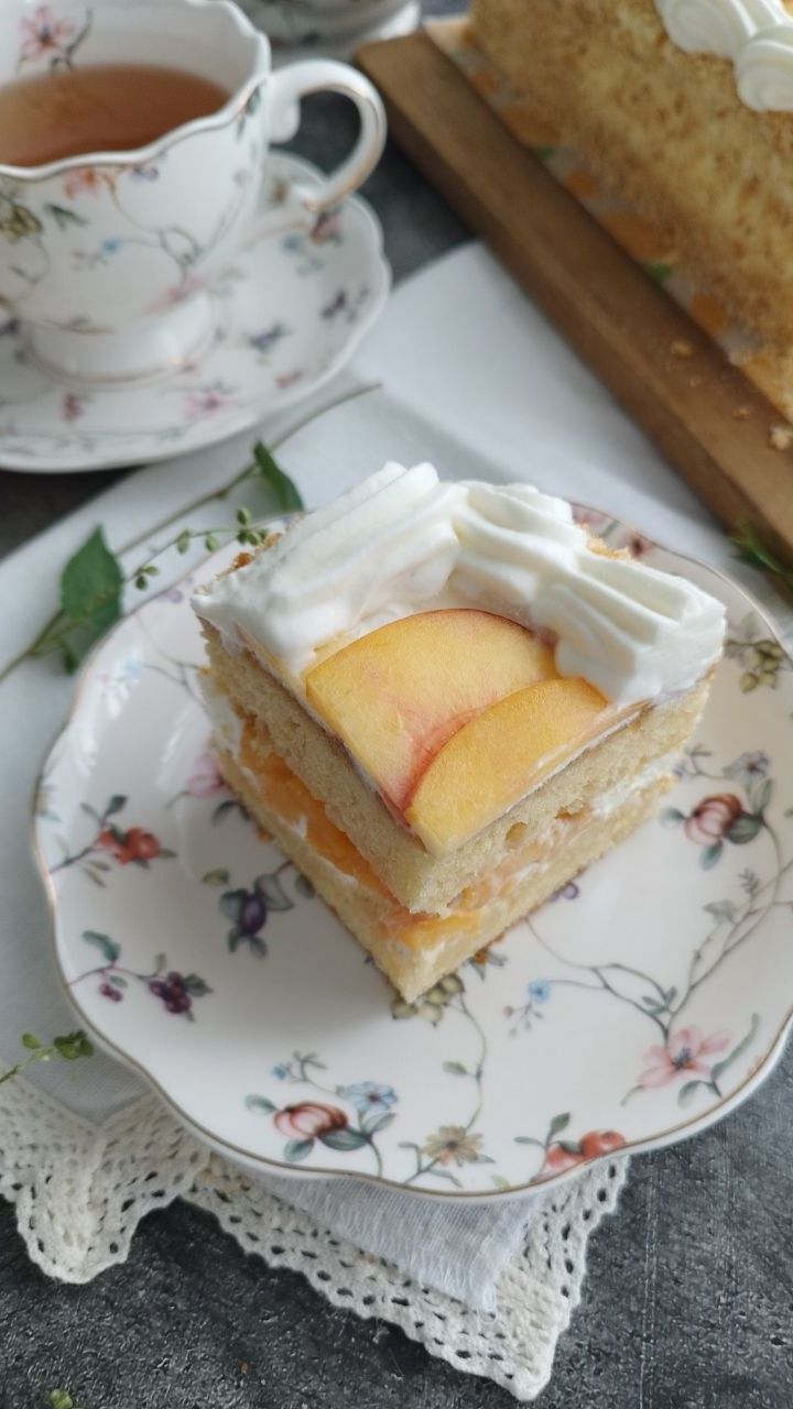 Торт медовый с персиками