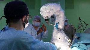 Столичные хирурги впервые в России заменили тазобедренный сустав с помощью робота.