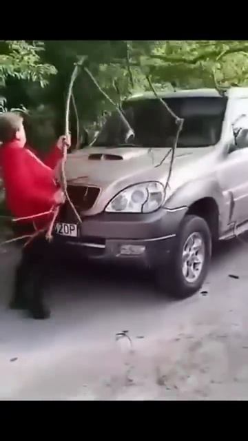 Бабки в Сумской области напали на автомобиль ТЦКашников.

Надо было банку с огурцами в лобовое запус