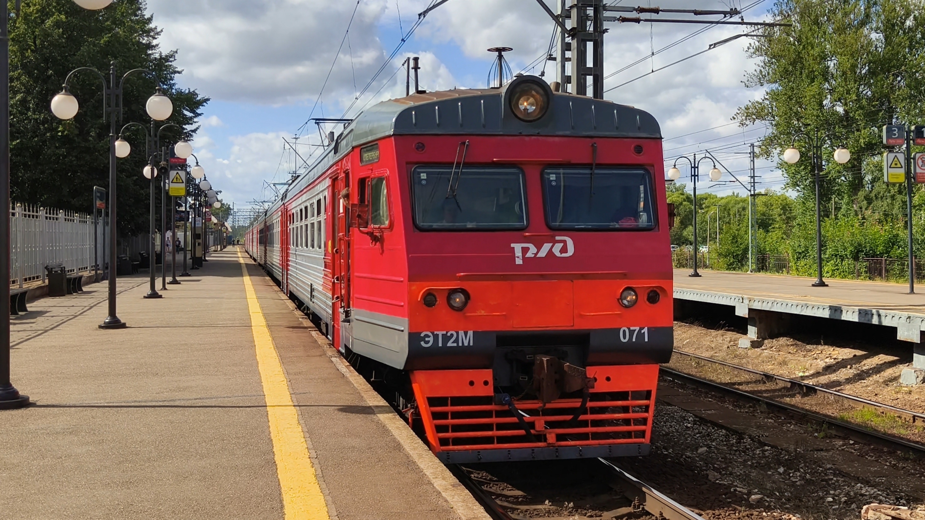 ЭТ2М 071 сообщением Посëлок - Санкт-Петербург, отправляется от станции Павловск
