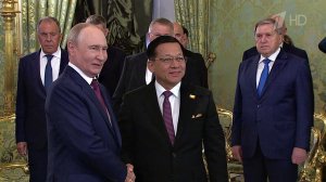 Владимир Путин проводит в Кремле встречу с президентом Мьянмы Мин Аун Хлайном.