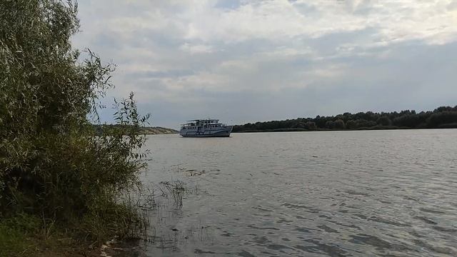 Приближение корабля.Против течения р Ока.