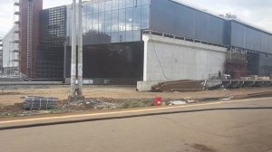 Мимо строящегося ТПУ Серп и молот на электропоезде. 16.08.2026