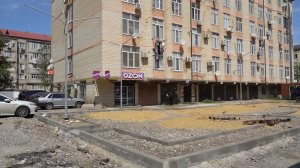 Во дворе многоквартирного дома на ул. Дагестанской, 49а, продолжаются работы по благоустройству