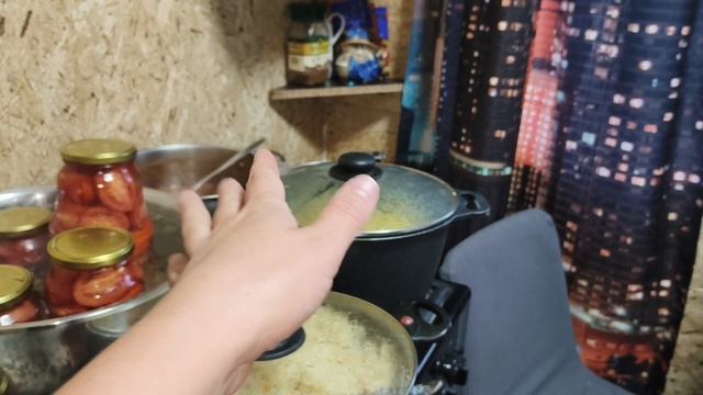 ГОТОВЛЮ,ДЕЛАЮ ЗАГОТОВКУ,МУЖ КОСИТ,НА УЛИЦЕ ДОЖДЬ.