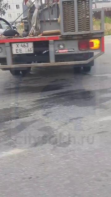 Эвакуатор потребовался для транспортировки авто после ДТП в Южно-Сахалинске
