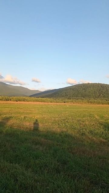 Сопки и поля в лучах вечернего солнца.