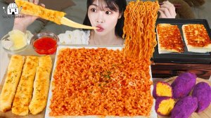 Мукбанг - жареная курица и острая лапша - крупный план