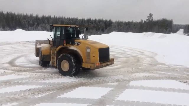 Дрифт фронтального погрузчика Caterpillar