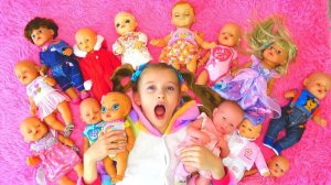 Полина играет и укладывает кукол спать