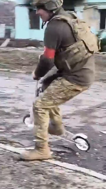🛴 Когда транспорт подбирали по принципу «главное — едет»  Наши бойцы осваивают новый вид фронтового