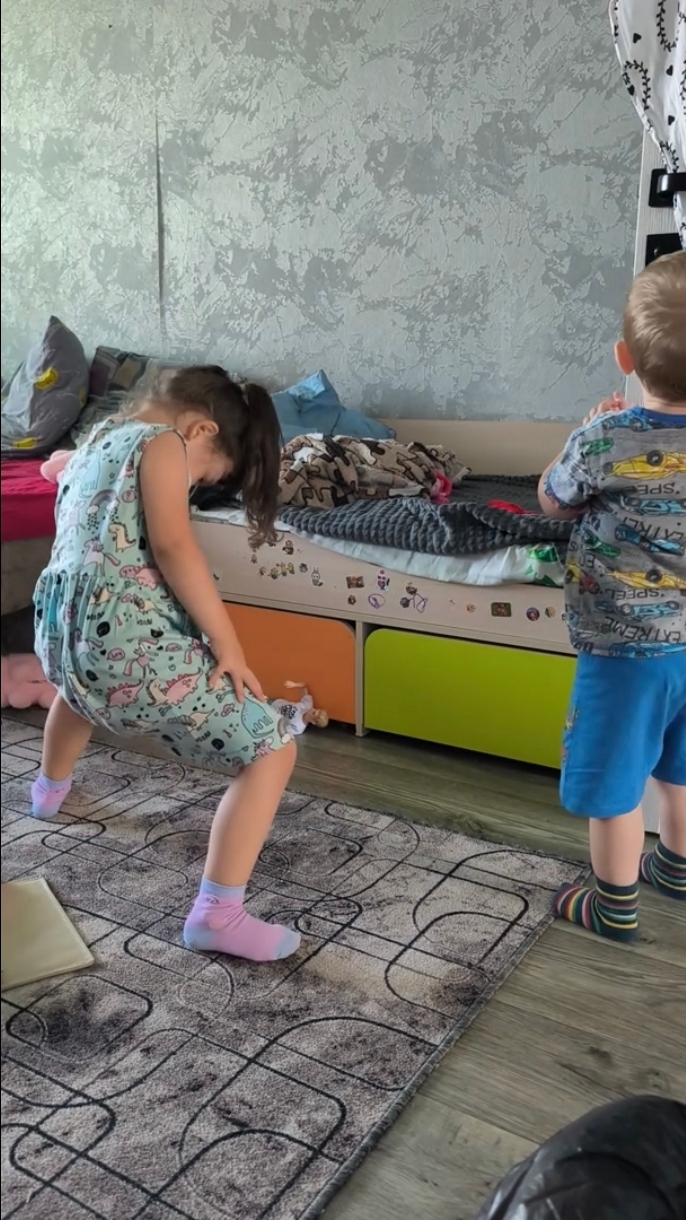 Учит танцевать младшего брата