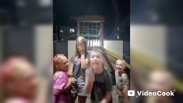 те самые малолетки которые придумали танец в тиктоке
