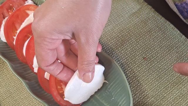 Салат капрезе с томатами, моцареллой и базиликом.