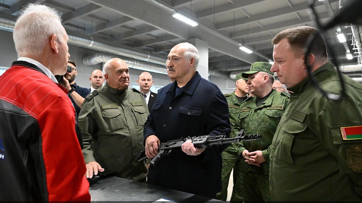 🔥🔥🔥Лукашенко получил в подарок первую отечественную автоматическую винтовку!