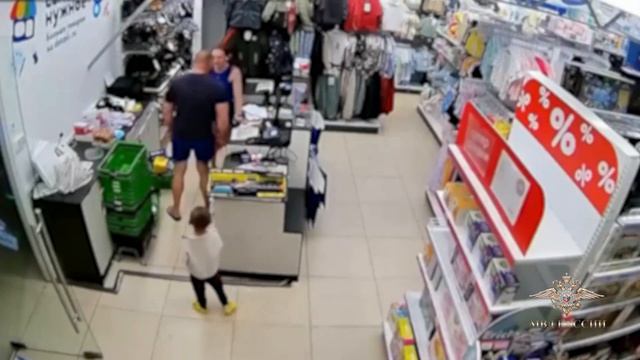 Мужчина ударил в лицо девушку-кассира в магазине детских товаров.Из за несовпадение цены товара в че