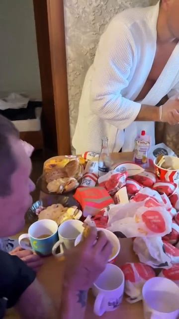 Пьяненькая Валюша болеет за Монгола