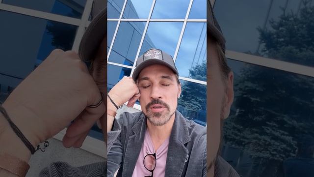 Дима Билан размечтался в аэропорту Минеральных Вод о земле и домике в горах