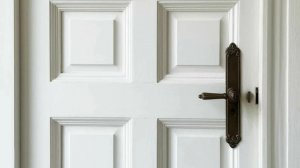 Как качественно залелать старые отверстия двери при врезке нового замка?