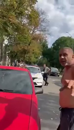 В Николаеве водитель с битой прогнал людоловов заблокировавших его авто