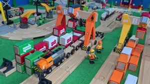 Деревянные поезда 🚂 Грузовая станция для погрузки поездов Видео с игрушками детям